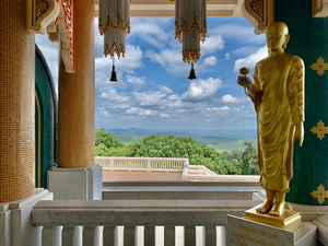 The stylish Wat Pa Phu Kon 5