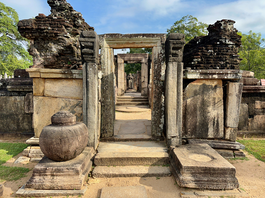 The Sacred City of Polonnaruwa 3  Imprimer