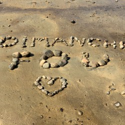 Dimanche Fou Written on the Beach