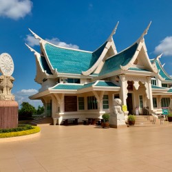 The stylish Wat Pa Phu Kon 1